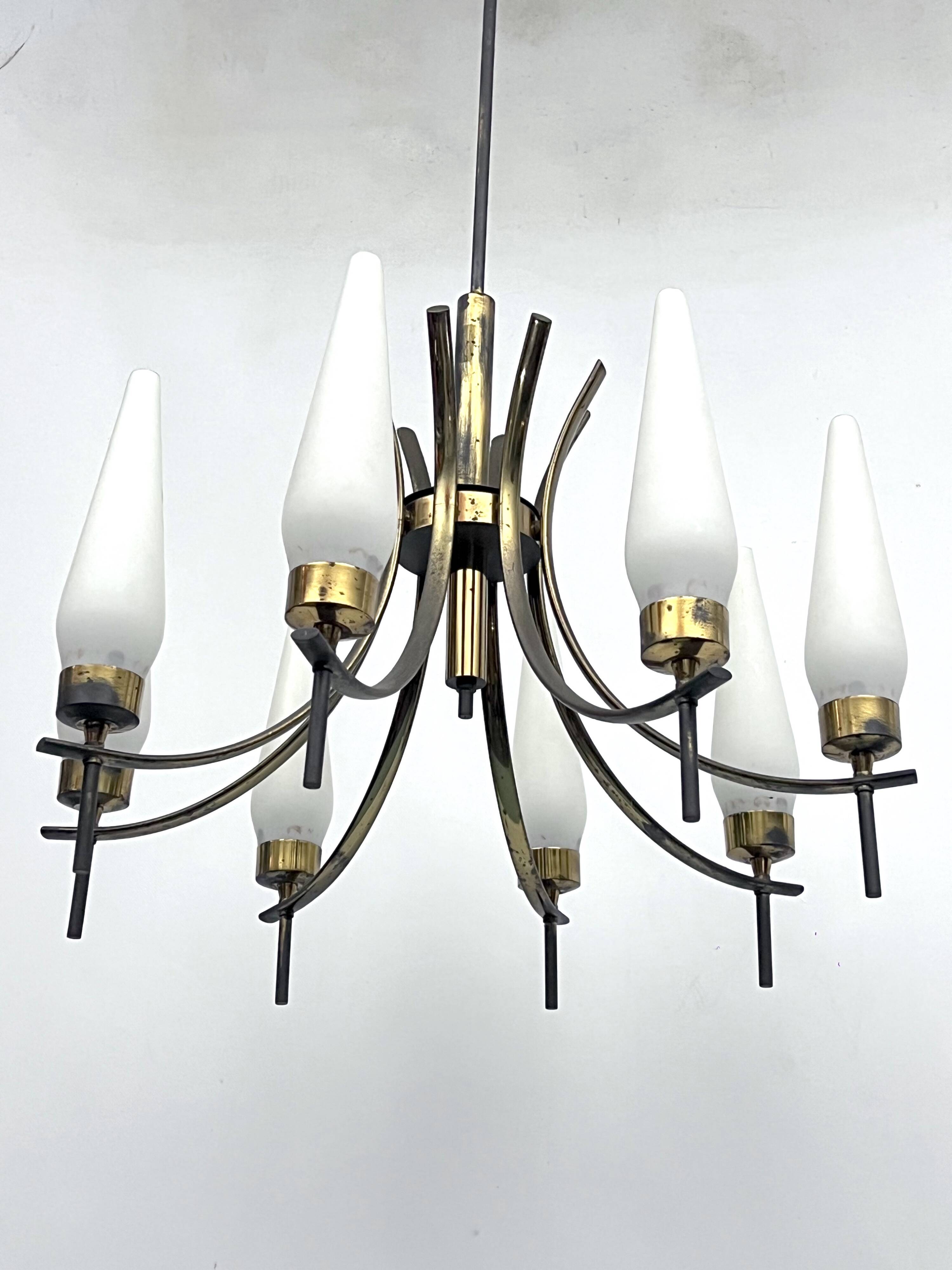 Mid-Century 8 lights brass and opaline glass chandelier. Italy 1950s