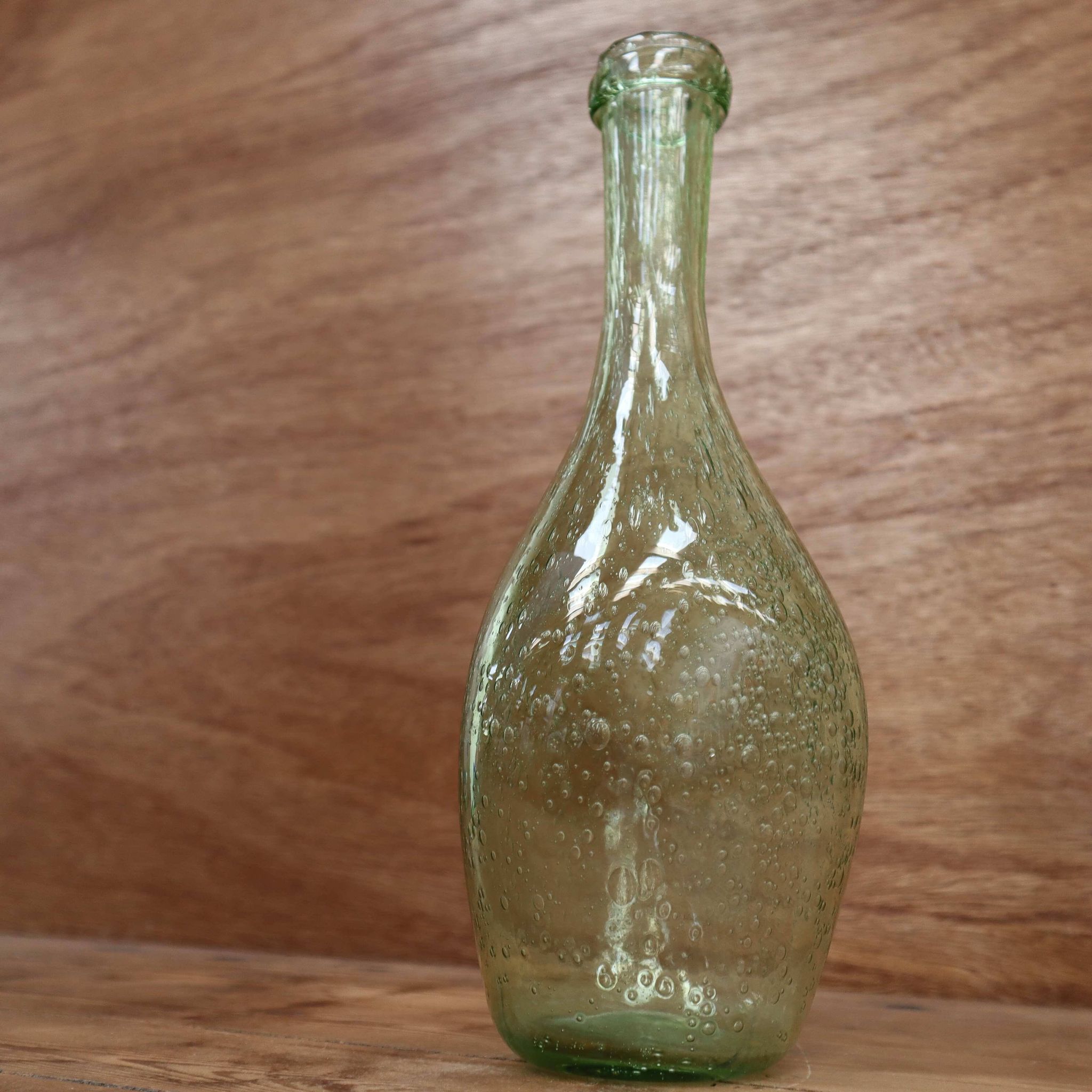 Bouteille en verre soufflé bullé vert Biot