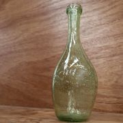 Bouteille en verre soufflé bullé vert Biot
