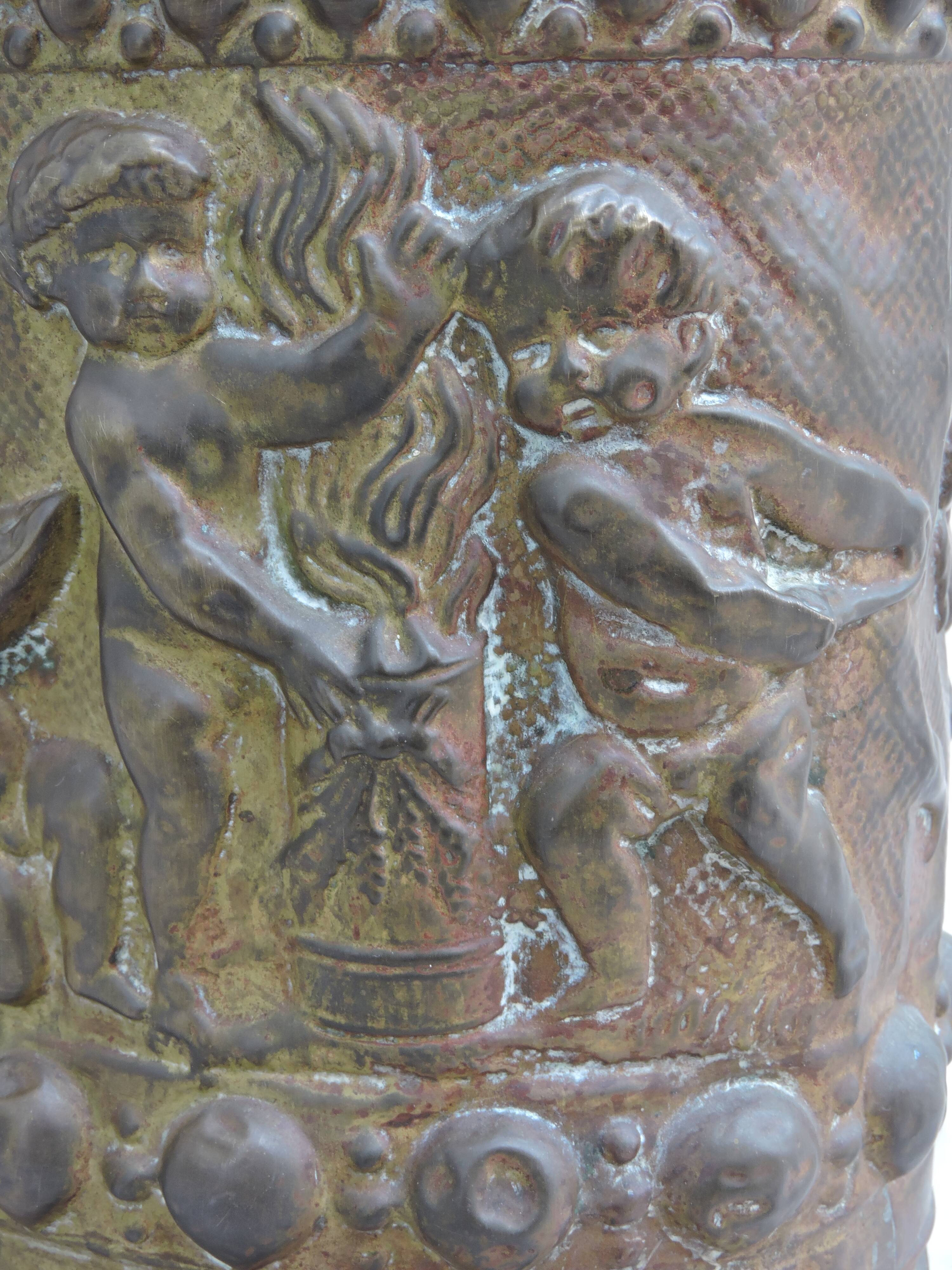 UMBRELLA HOLDER in copper with decoration in repelled CHERUBIN PUTTI ANGELOT, copperware XIX th century