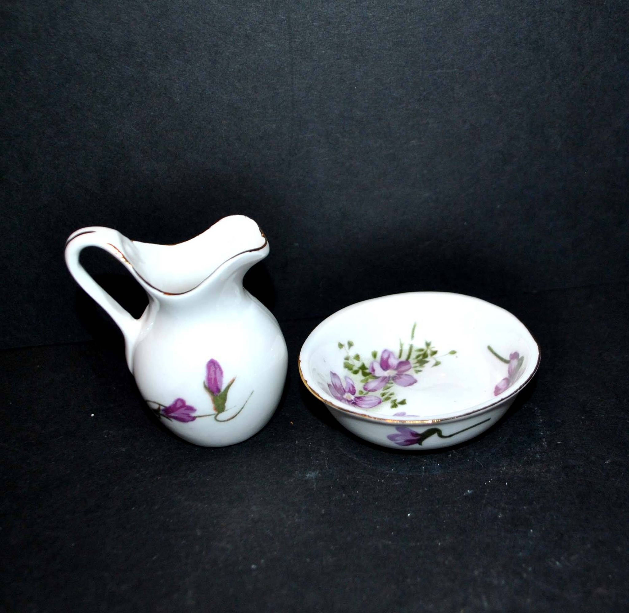 Miniature porcelain pitcher and toilet basin with violet flower decoration - Dinette Dollhouse