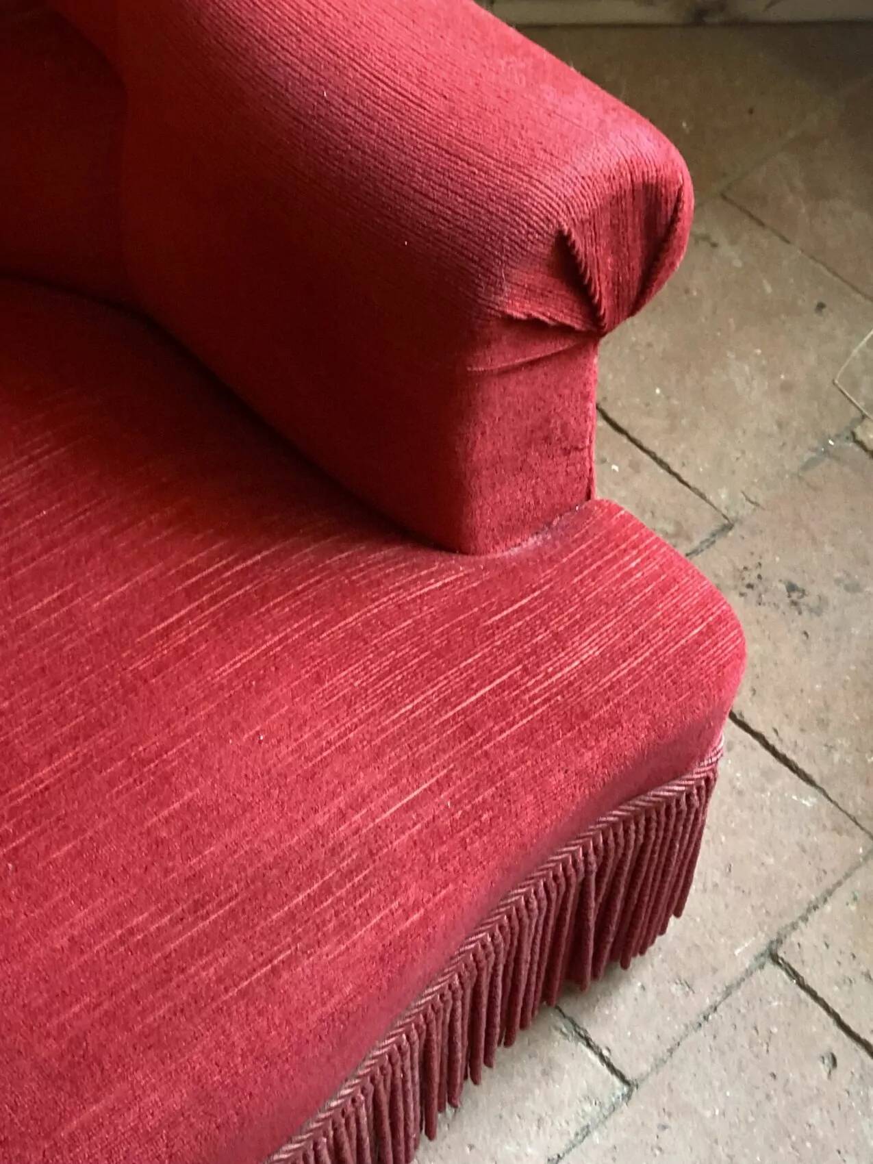 Fauteuil crapaud ancien en velours rouge bordeaux
