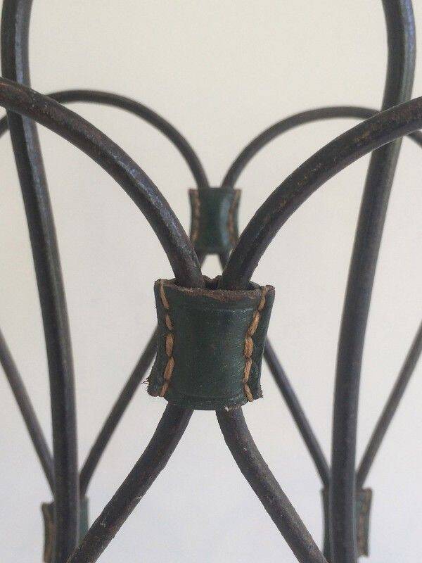 Magazine rack in leather and black lacquered metal. Attributed to Jacques Adnet