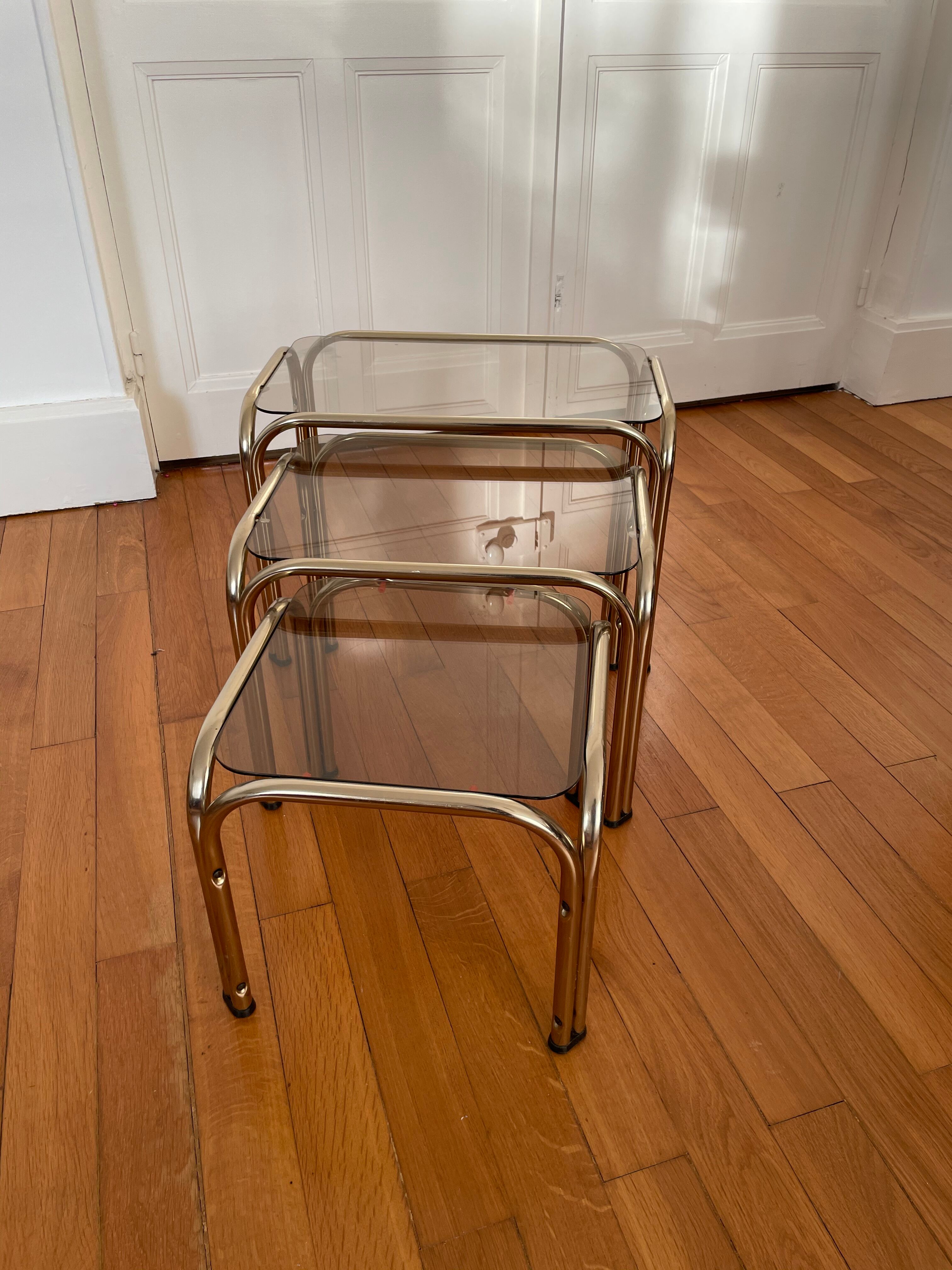 Pull-out tables in vintage smoked glass