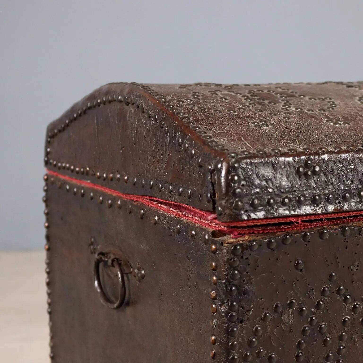 Malle ancienne en cuir avec clous, Espagne, XVIIIe siècle