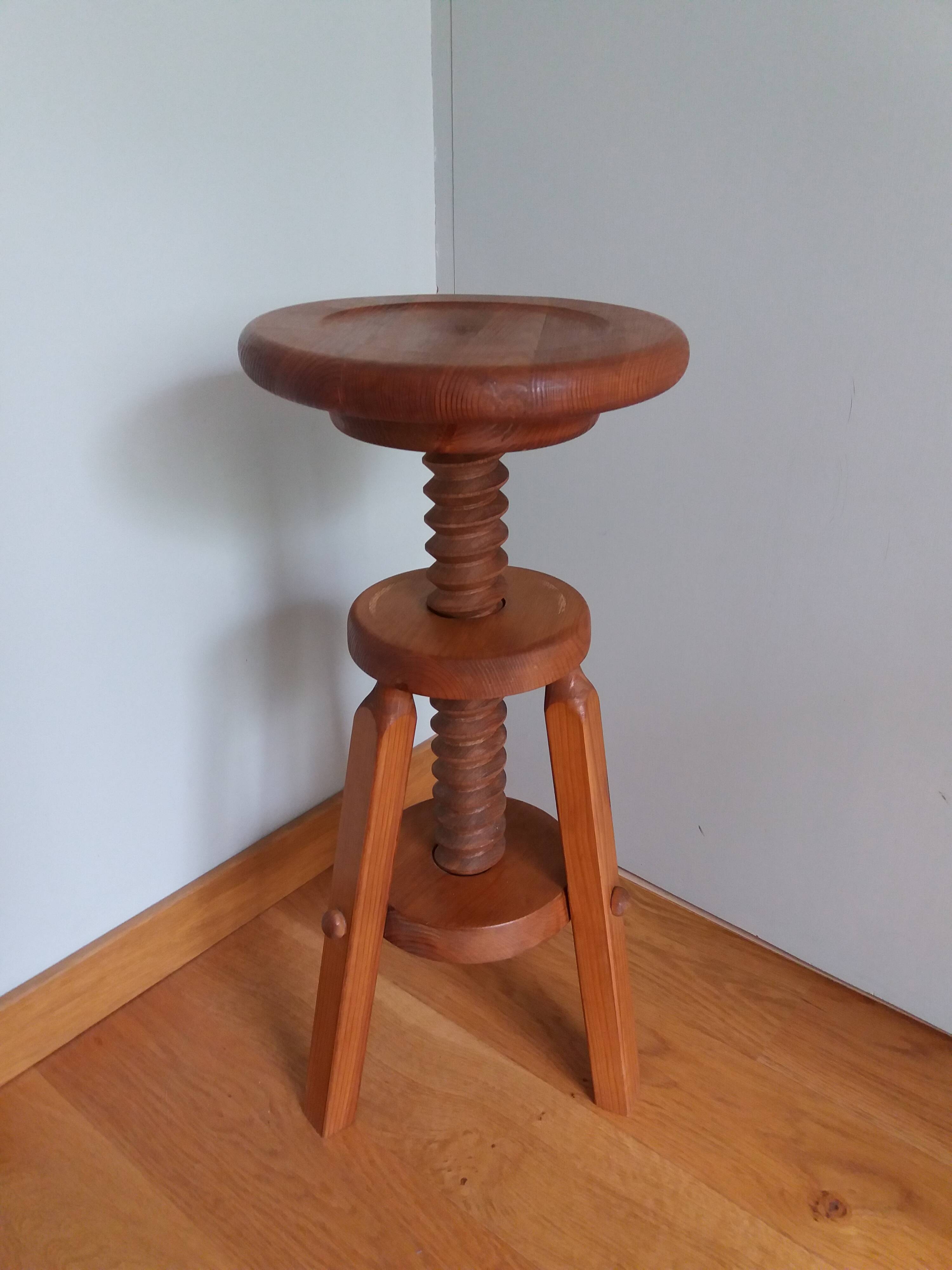Tripod screw stool