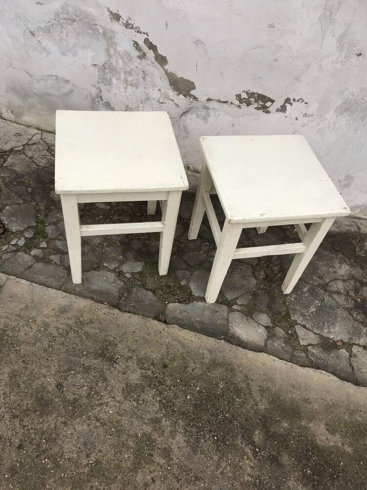 Paire de tabourets peints blancs en pin vintage des années 1940, style rustique industriel