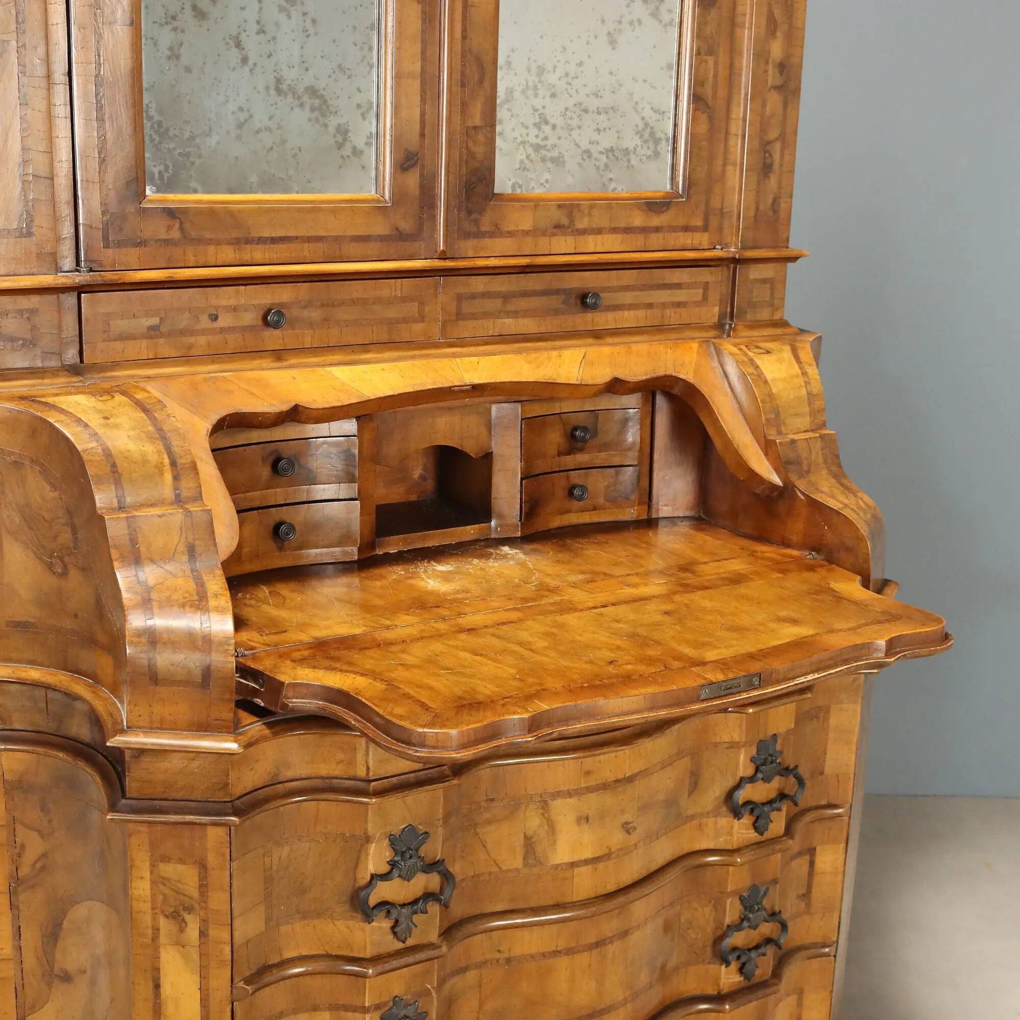 Antique trumeau in walnut and walnut burl, Italy, early 20th century.