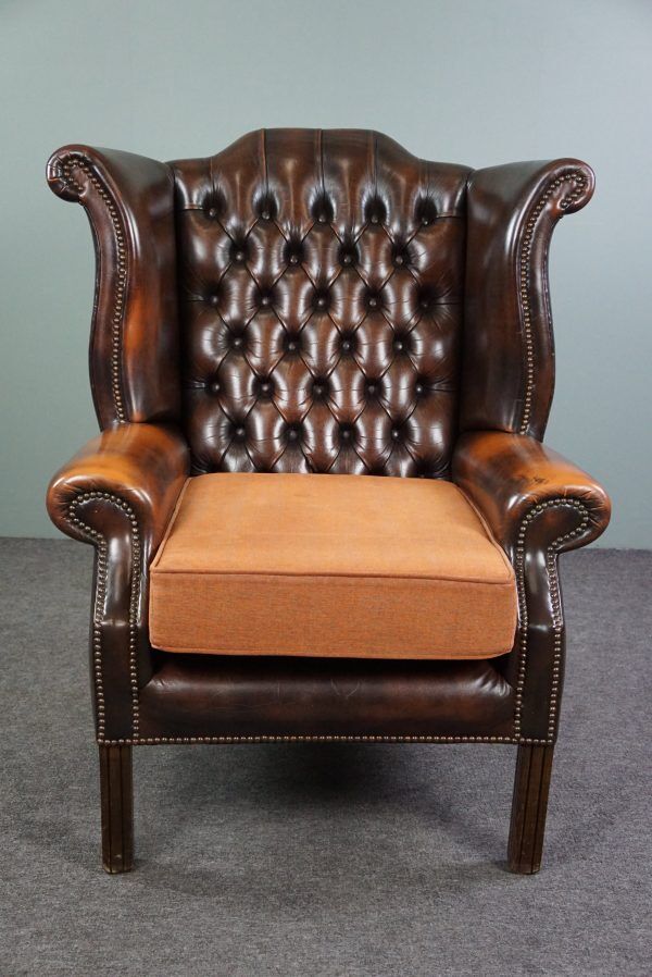 Chesterfield armchair with armrests