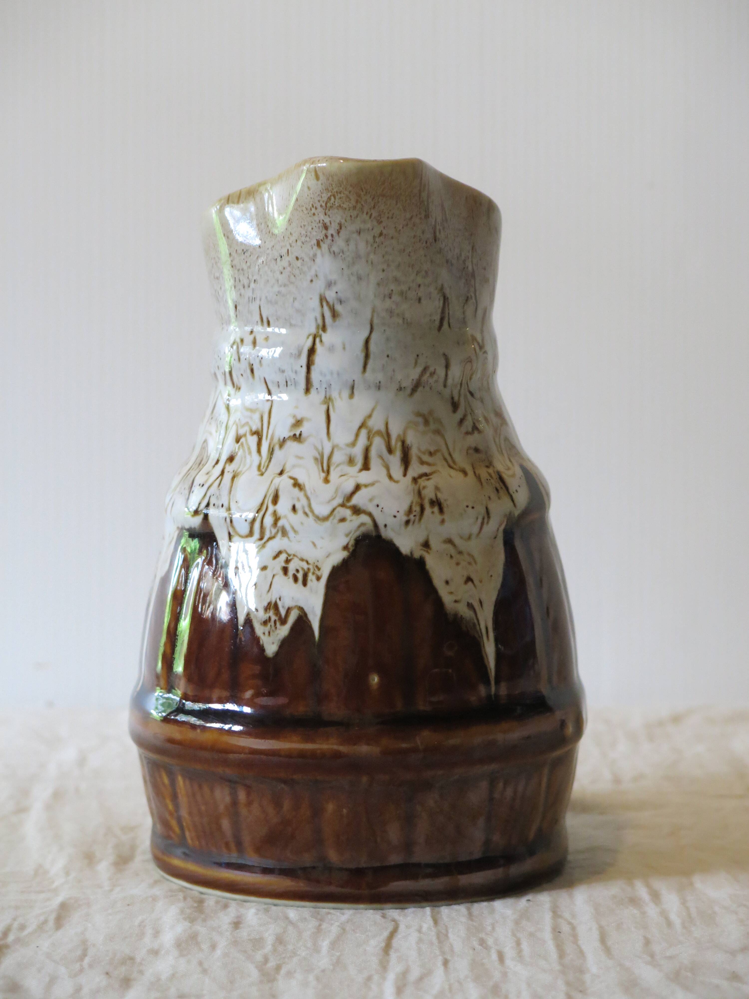 Très joli pichet à vin en très bon état