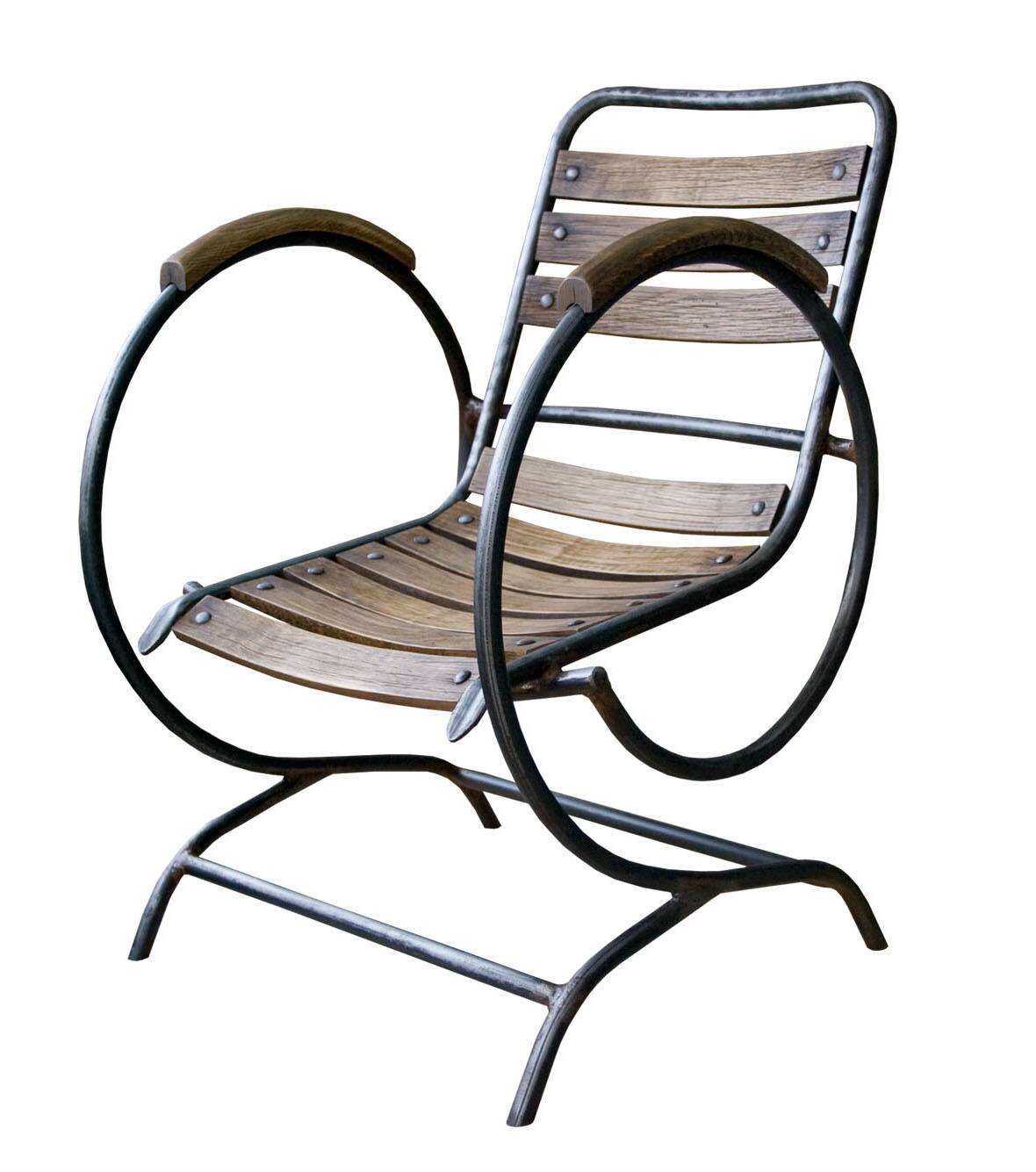 Chaises industrielles en métal et bois, style des années 1950.