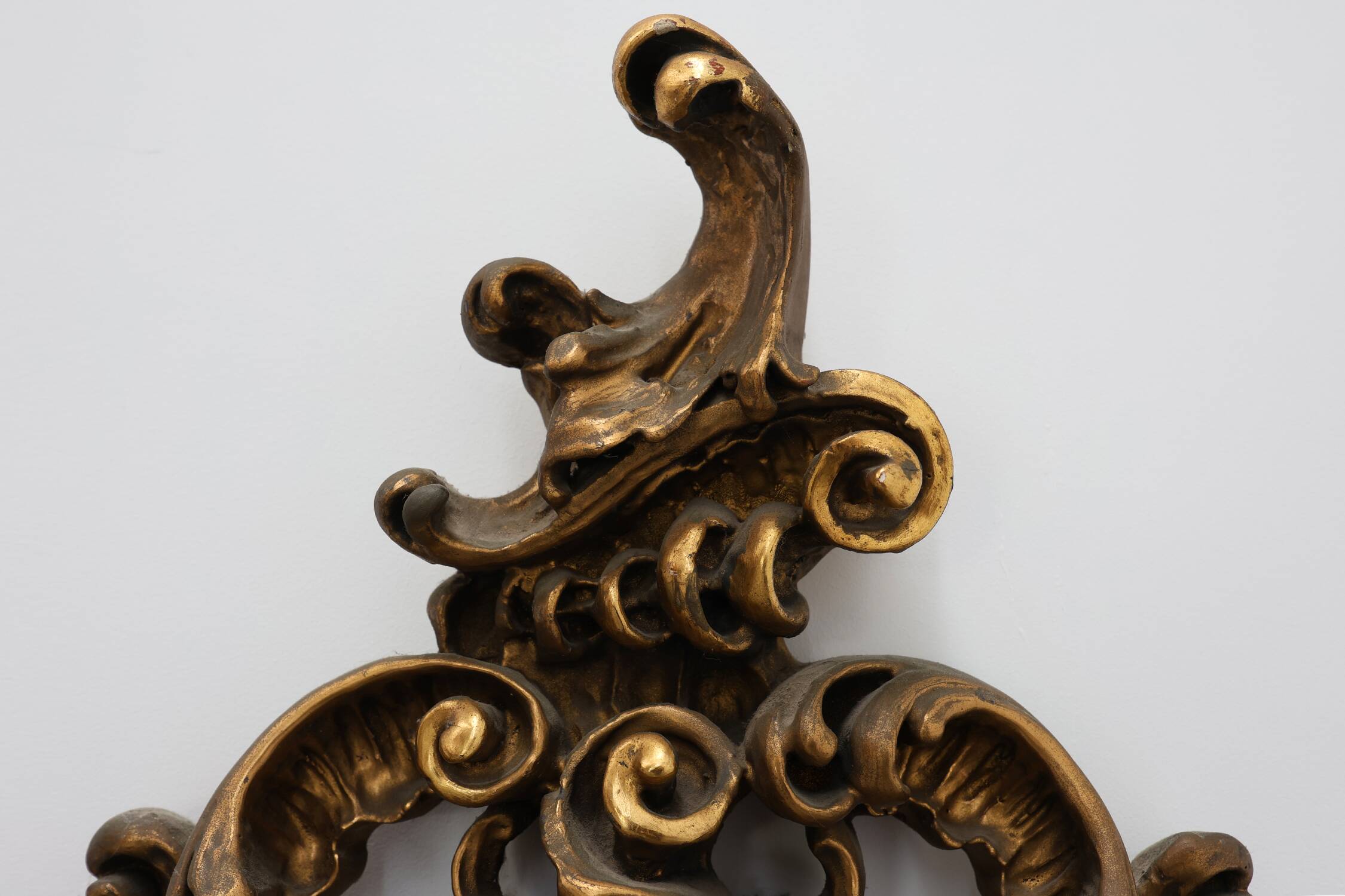 Grand miroir en bois doré de style rococo, Belgique, 20e siècle