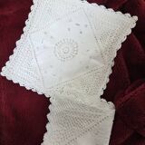 2 housses de coussin brodées et crochetées