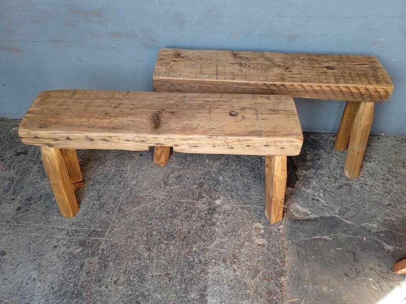Paire 2 bancs / tabourets bois massif patiné