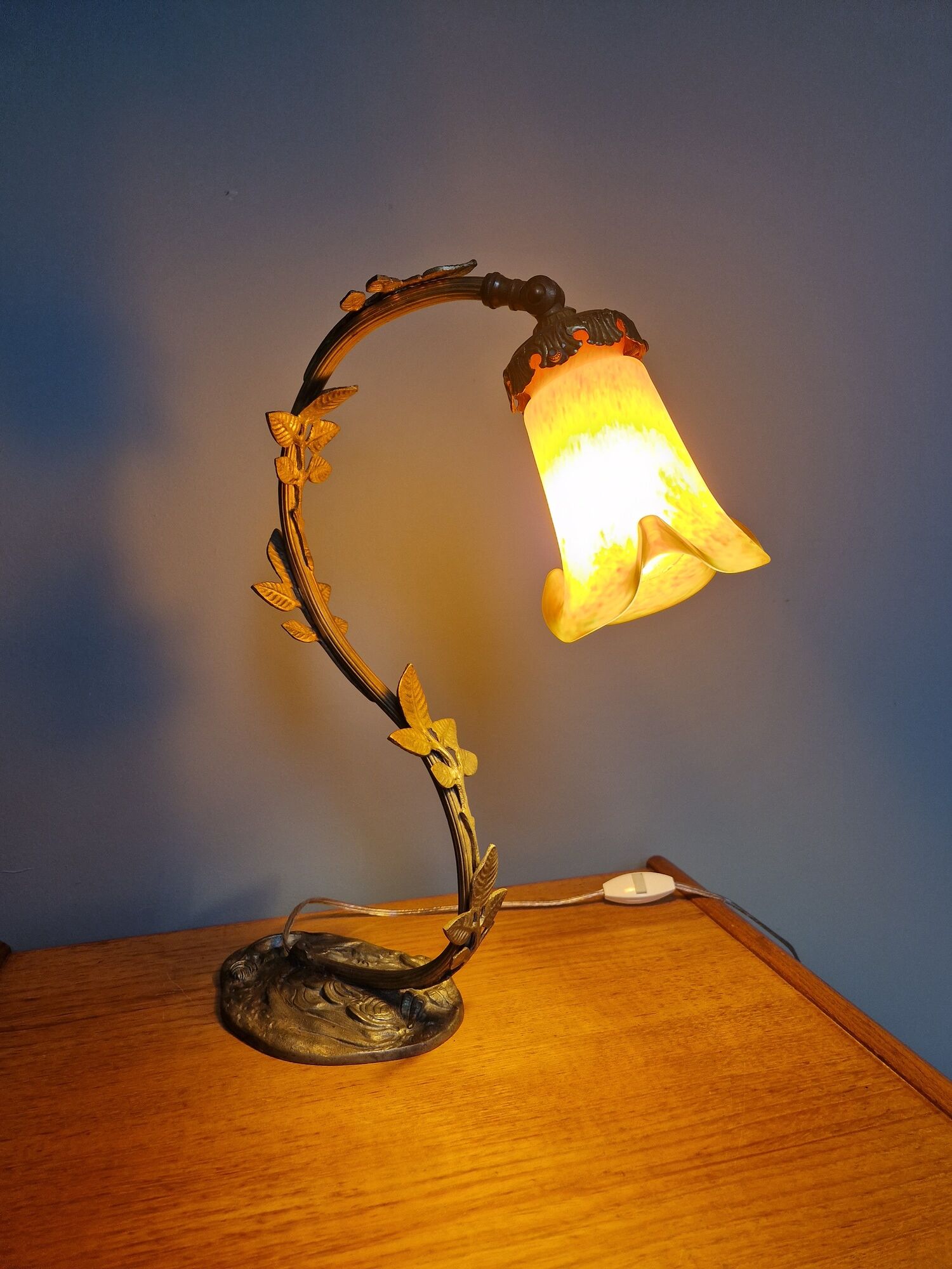 Art Nouveau lamp in bronze with a tulip signed LN (Lunéville)
