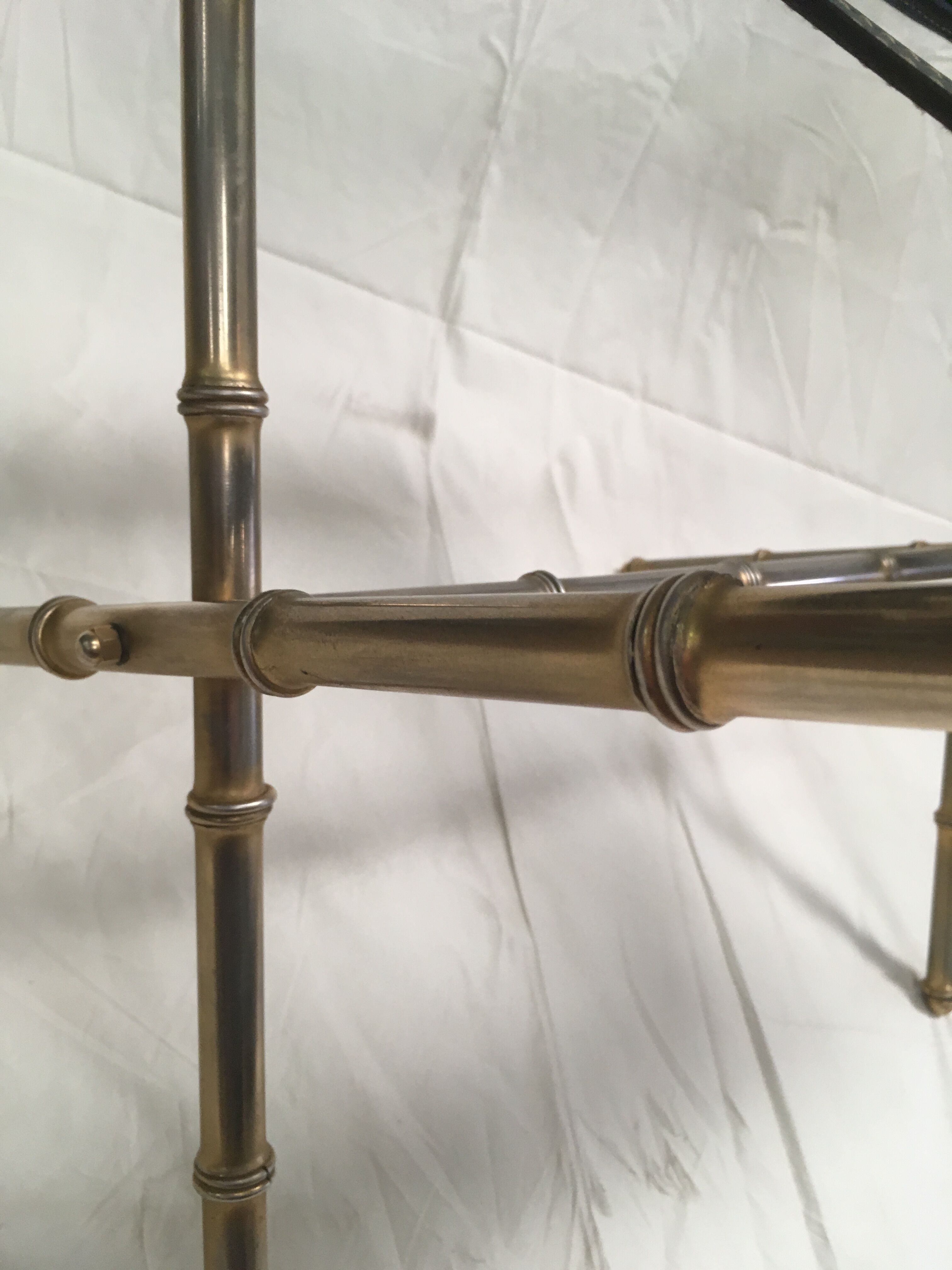 Table d'appoint vintage en laiton et cuir par Jacques Adnet 1950