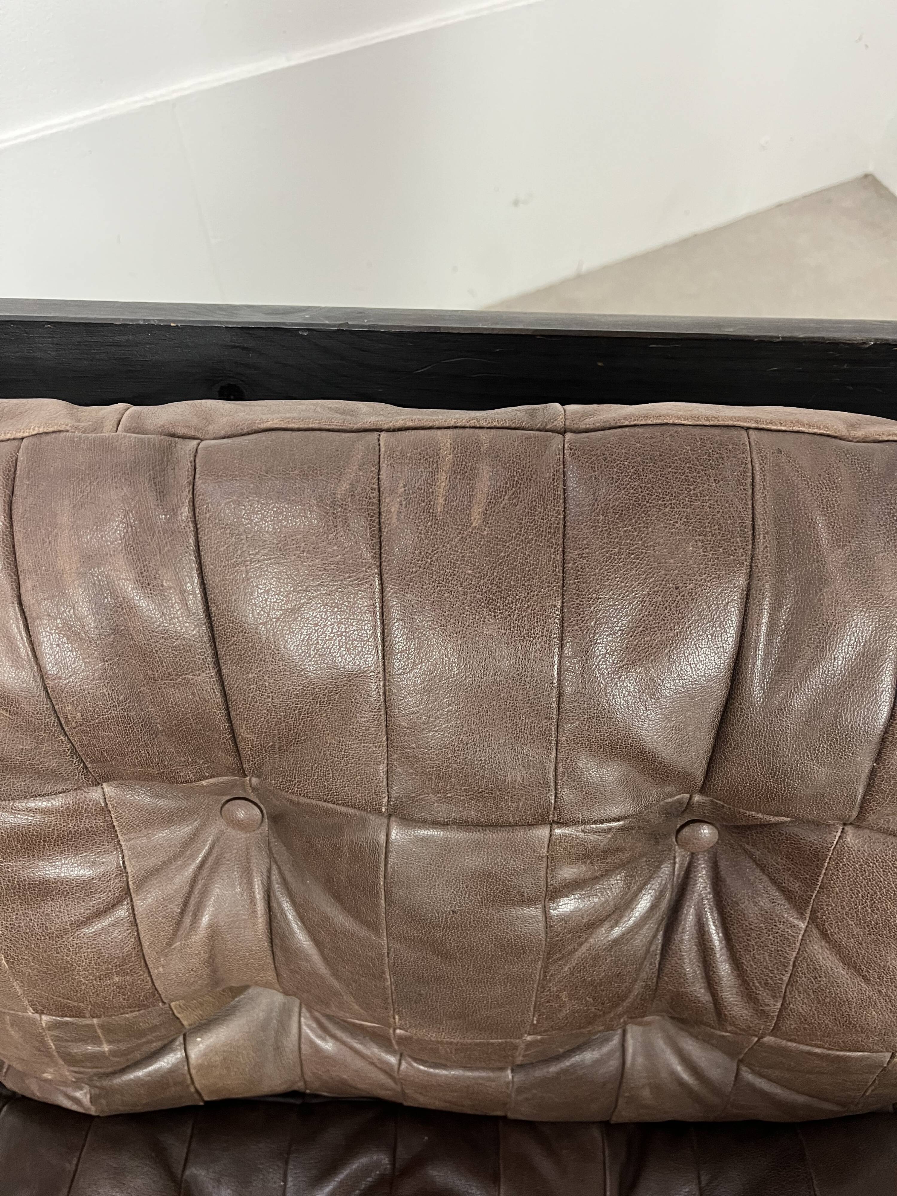 Living room sofa and brutalist armchairs in leather and wood, 70s, chalet style