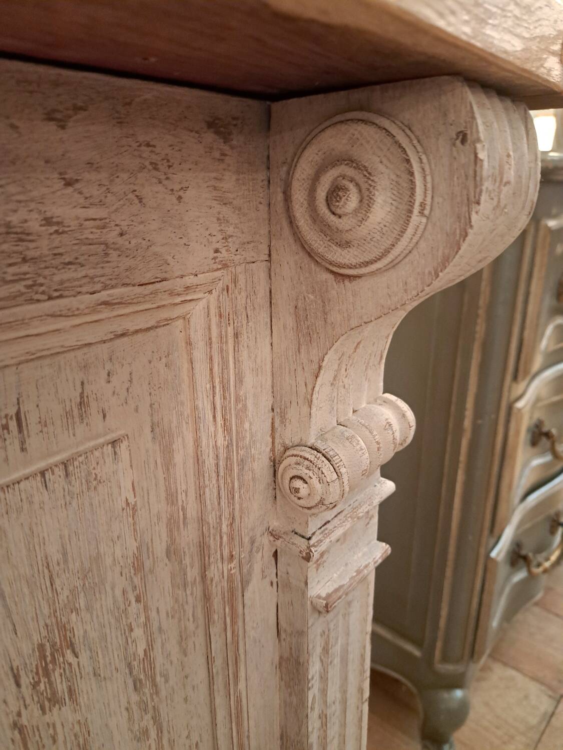 Counter from the late 19th century in patinated oak.