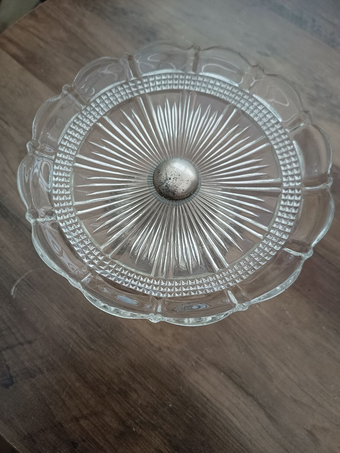 Compotier in molded glass and regulated foot