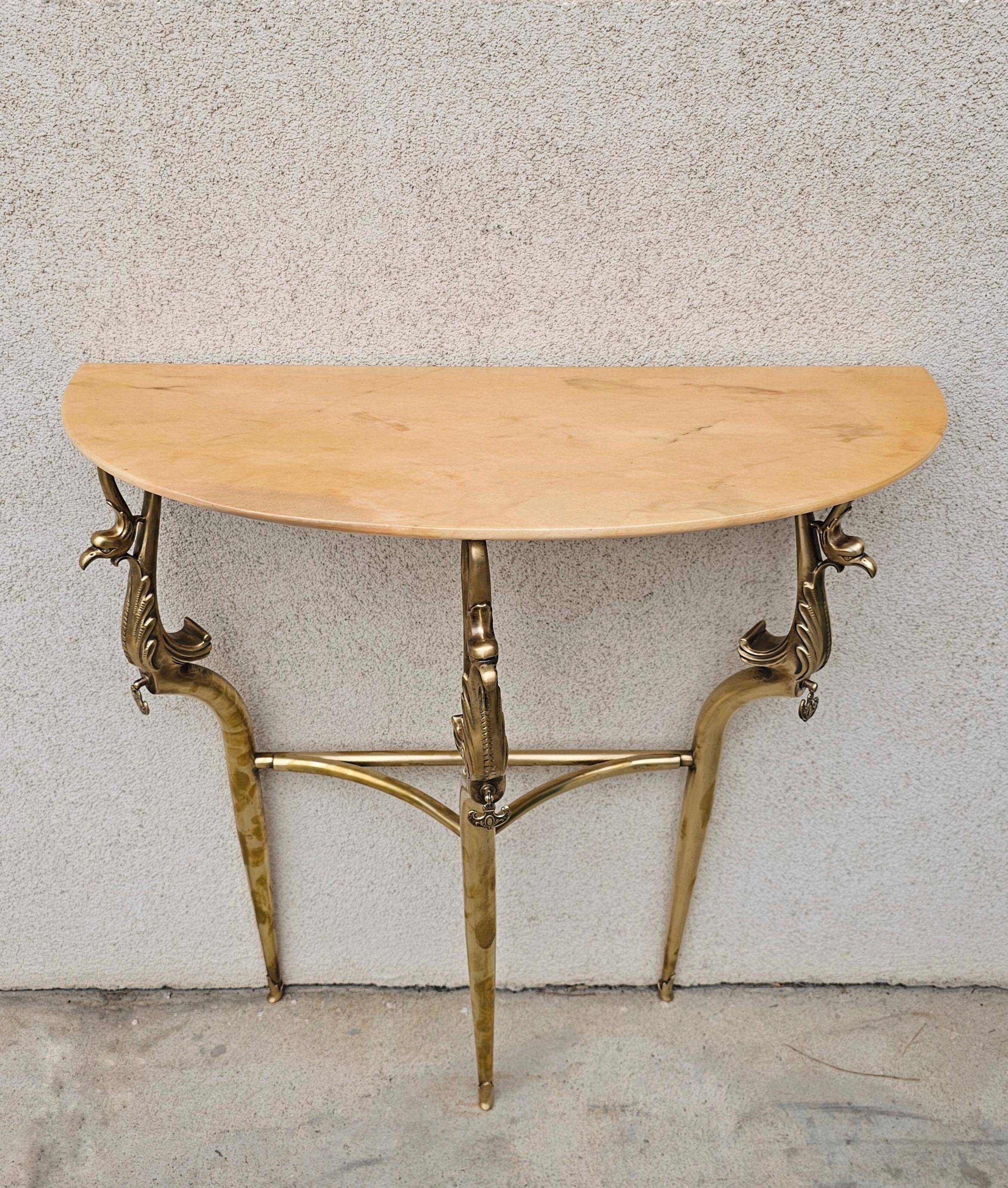 Table console Hollywood Regency en laiton avec dessus en marbre semi-circulaire années 1950