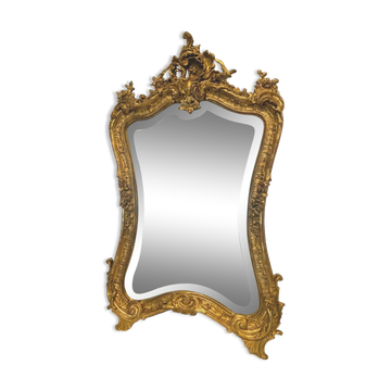 Miroir rocaille de style Louis XV en bois et stuc doré XX siècle