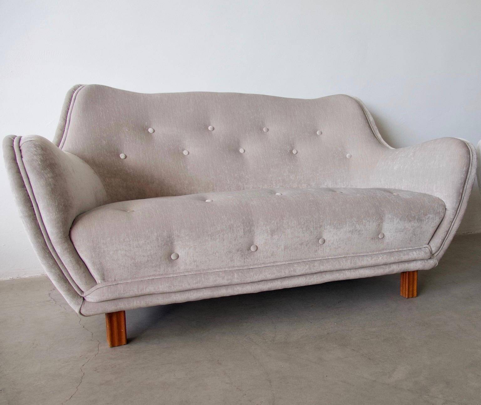 Grey velvet buttoned sofa by Levi's Mobelafarr