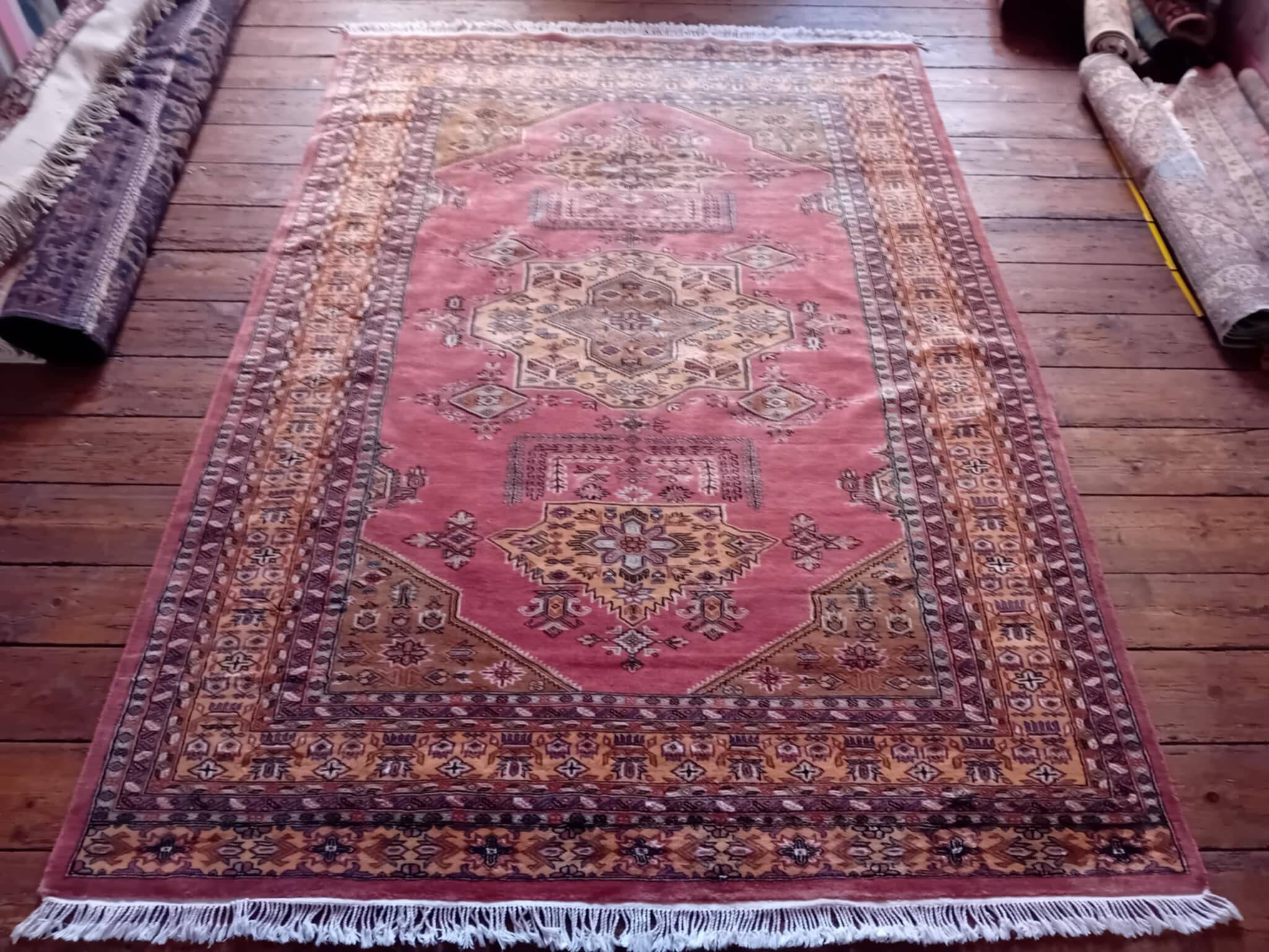 Handmade Pakistani Kafkazi Rug 275x194cm
