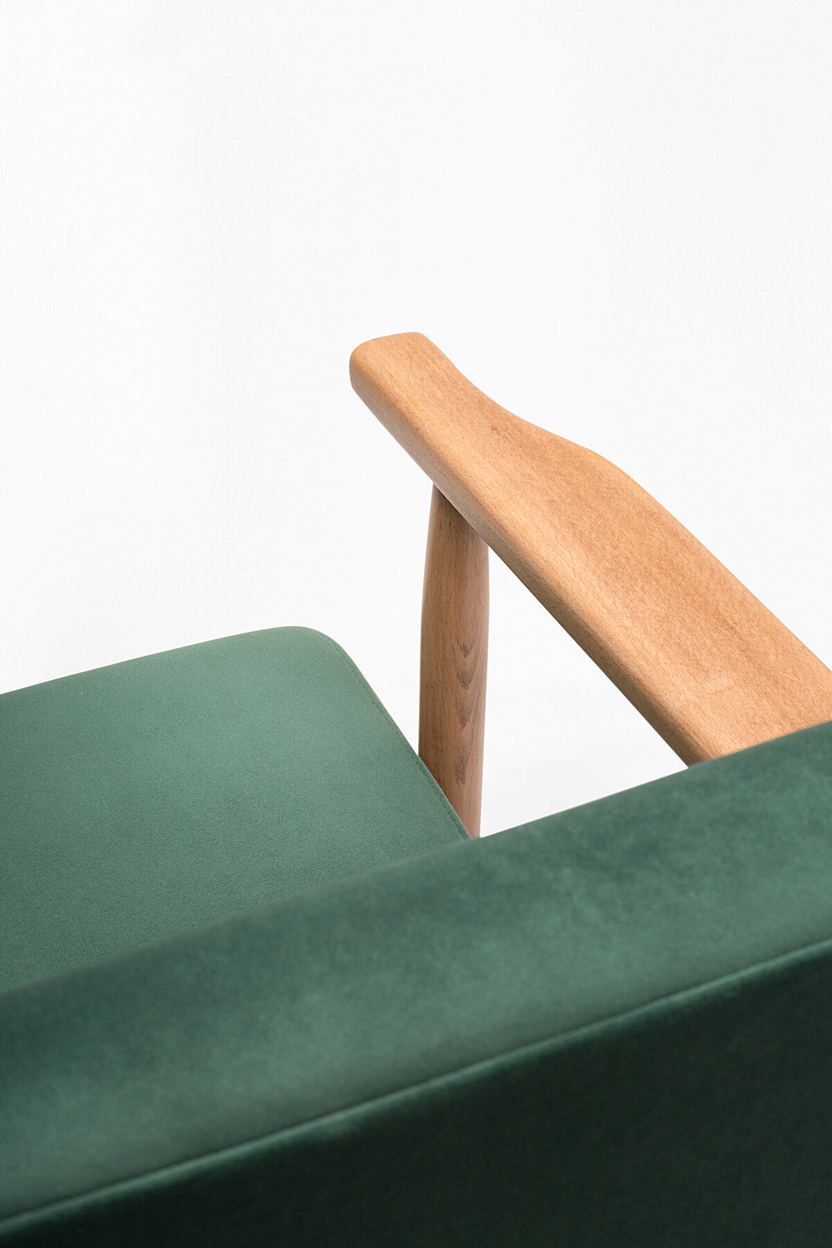 Fauteuil B-7727 polonais en velours vert années 1970.