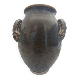 Ceramic vase with sign underneath