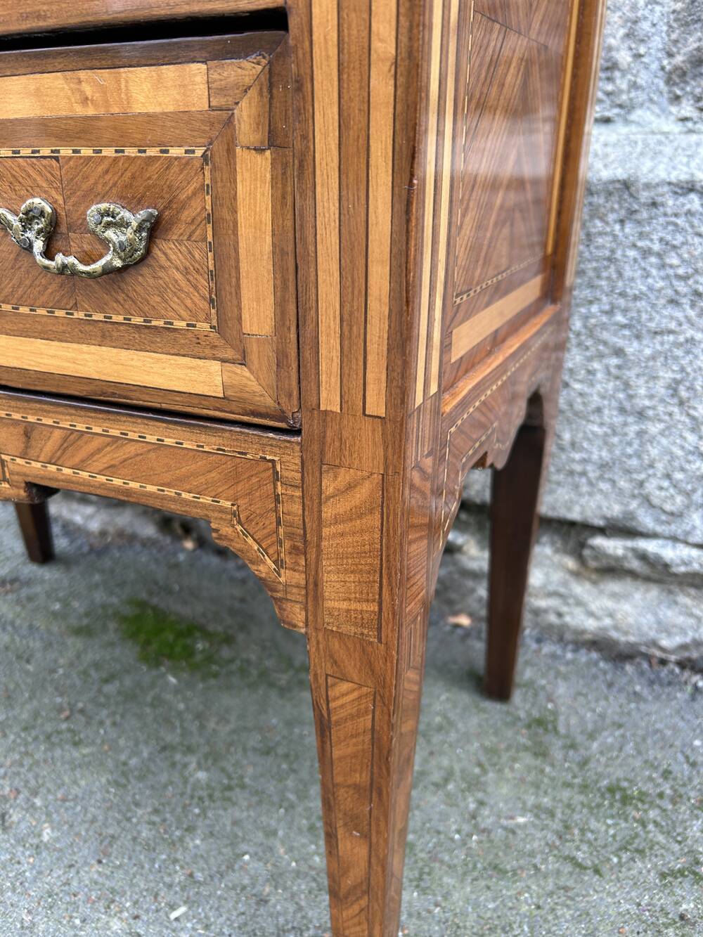 Commode d’appoint Empire tardif en marqueterie fine – fin XIXᵉ siècle