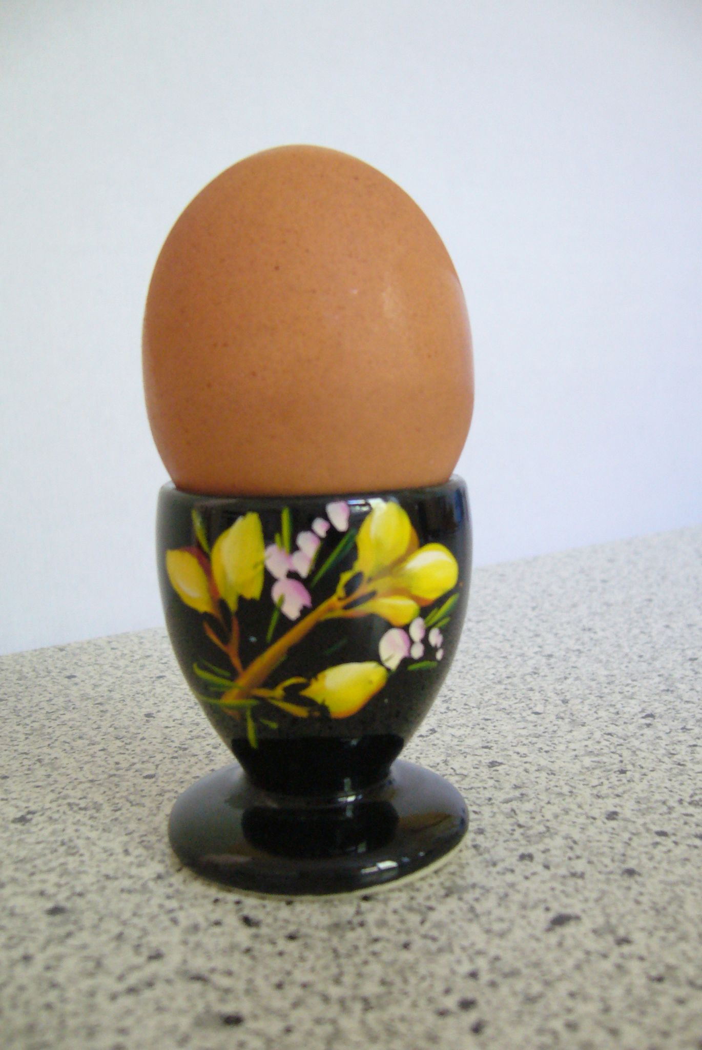 Coquetier noir décor floral peint à la main
