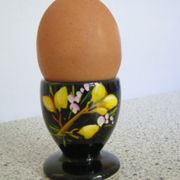 Coquetier noir décor floral peint à la main
