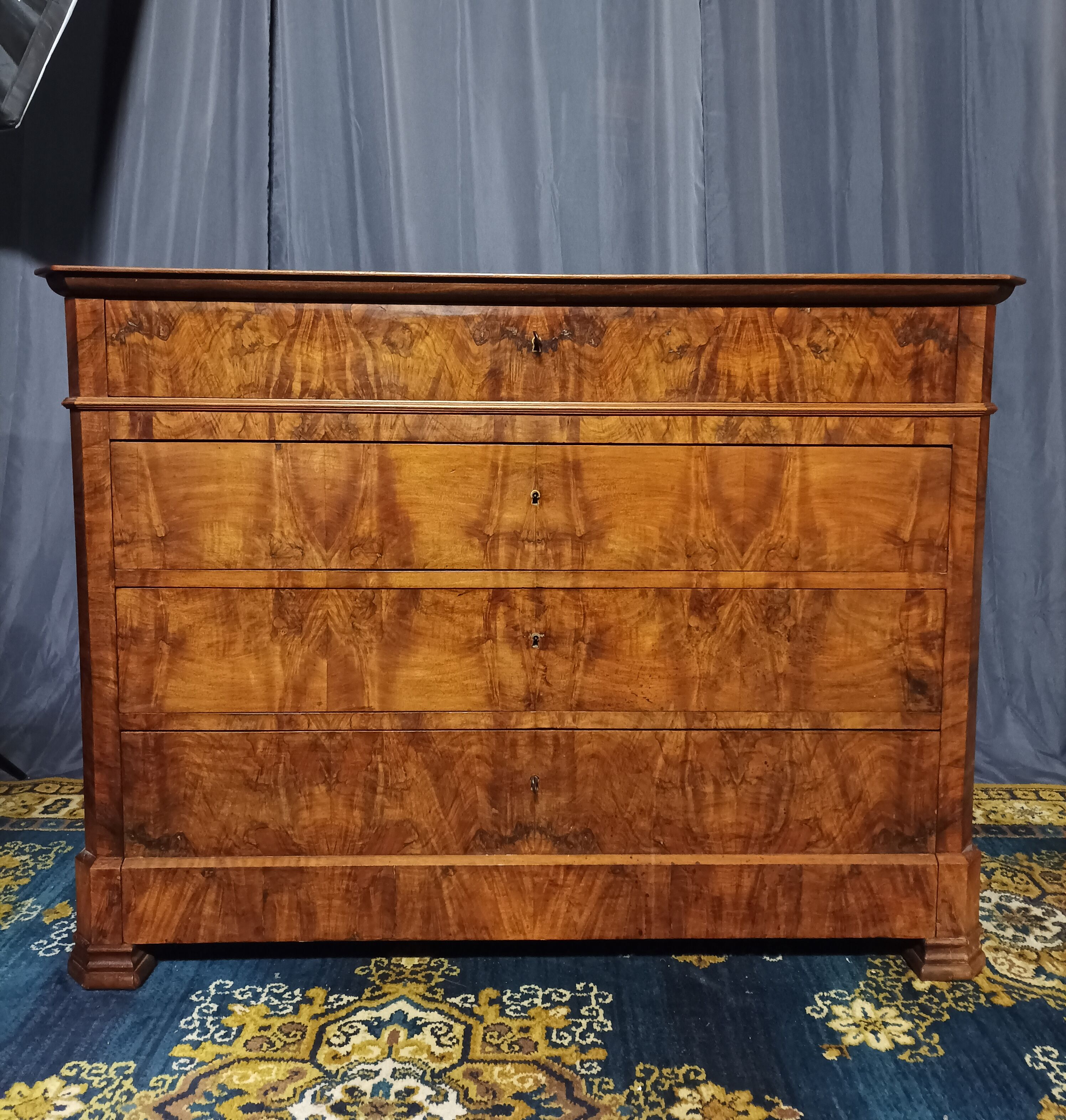 Commode Louis Philippe en ronce de noyer XIXème