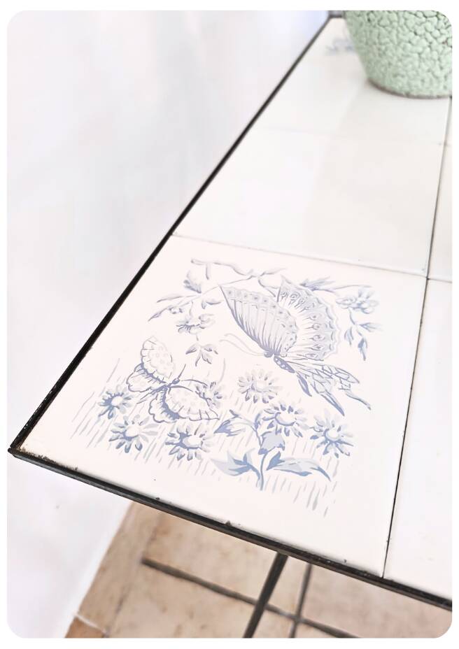 Table d'appoint vintage en fer forgé & céramique, oiseaux et papillons