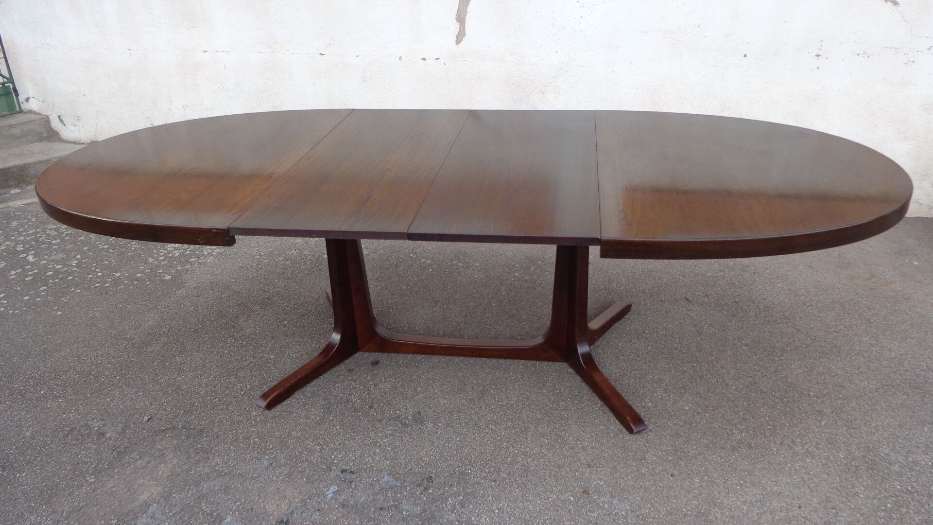 Dark tinted Baumann extendable table