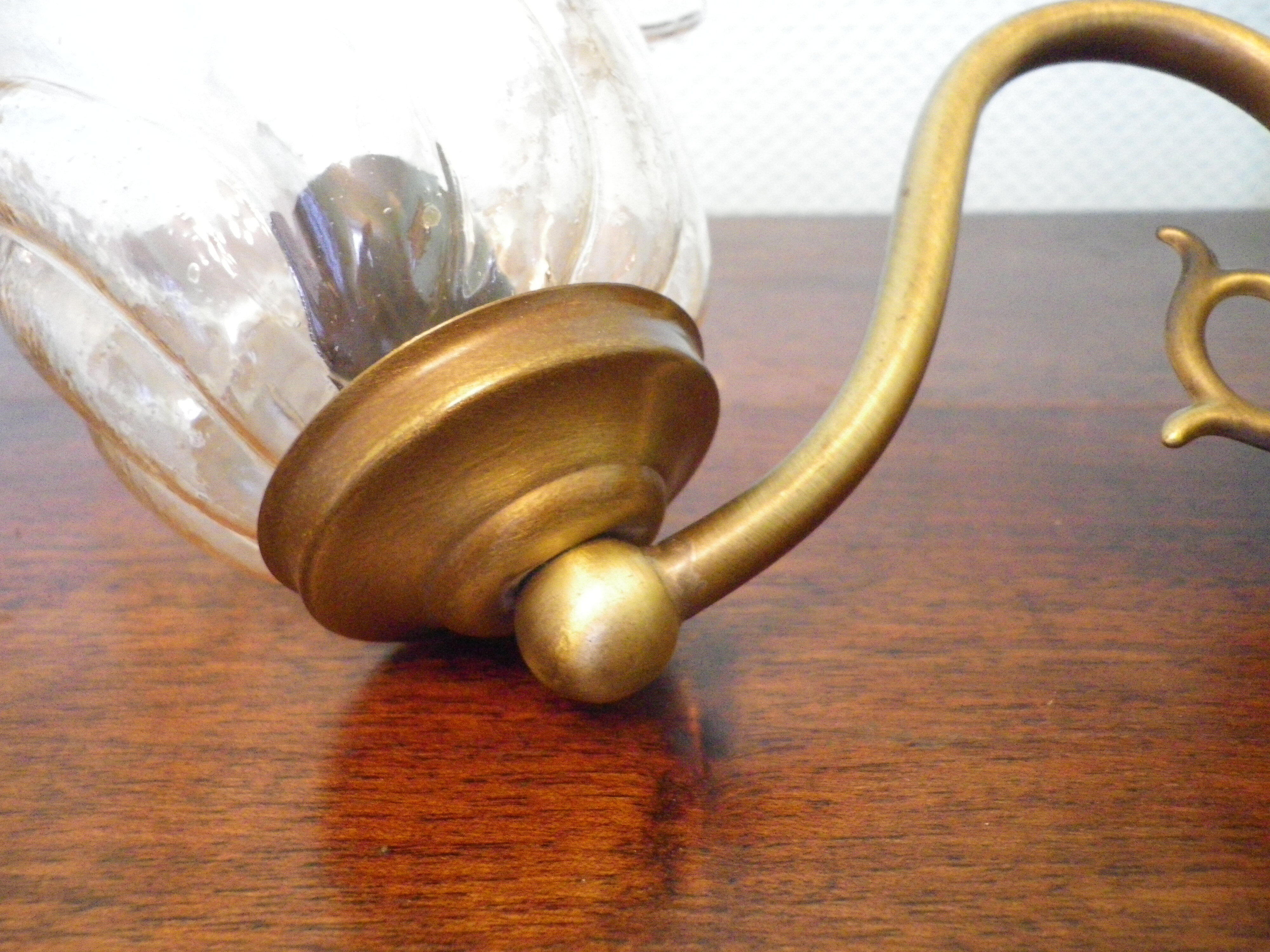Wall lamps in gilded metal, verrine in the shape of amber glass corollas, 70s