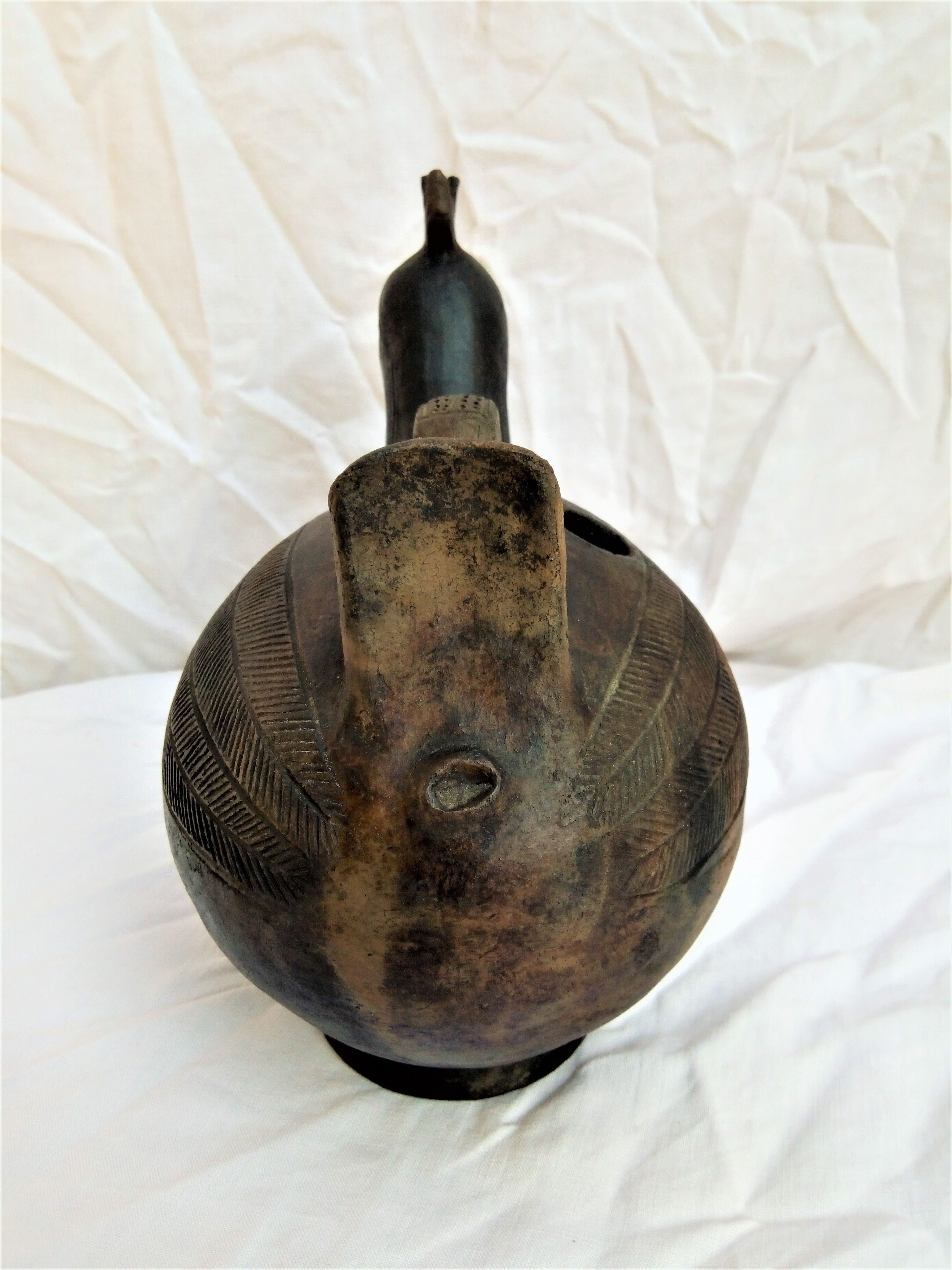 Pourer, terracotta teapot. Hen.