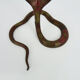 Paire d'anciens bougeoirs cobra en bronze de à gravure détaillé. Vers 1950