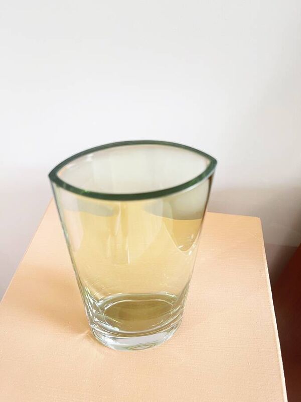 Vase en verre soufflé artisanal vert pomme – circa 1980