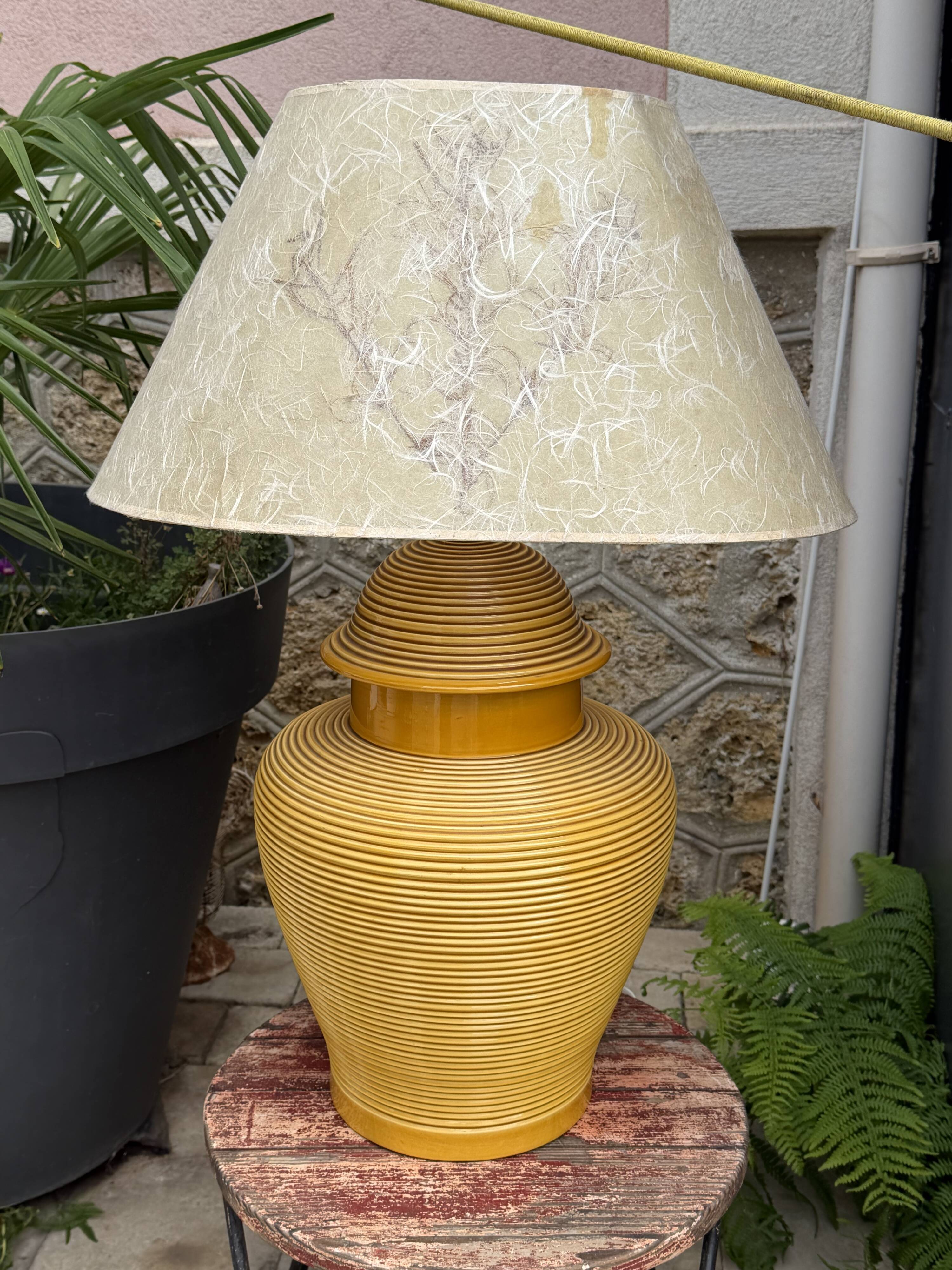 Grande lampe en céramique nervurée jaune moutarde 1970