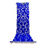 Tapis marocain berbère de couloir bleu Klein à reliefs