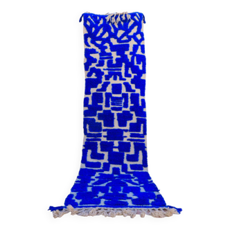 Tapis marocain berbère de couloir bleu Klein à reliefs