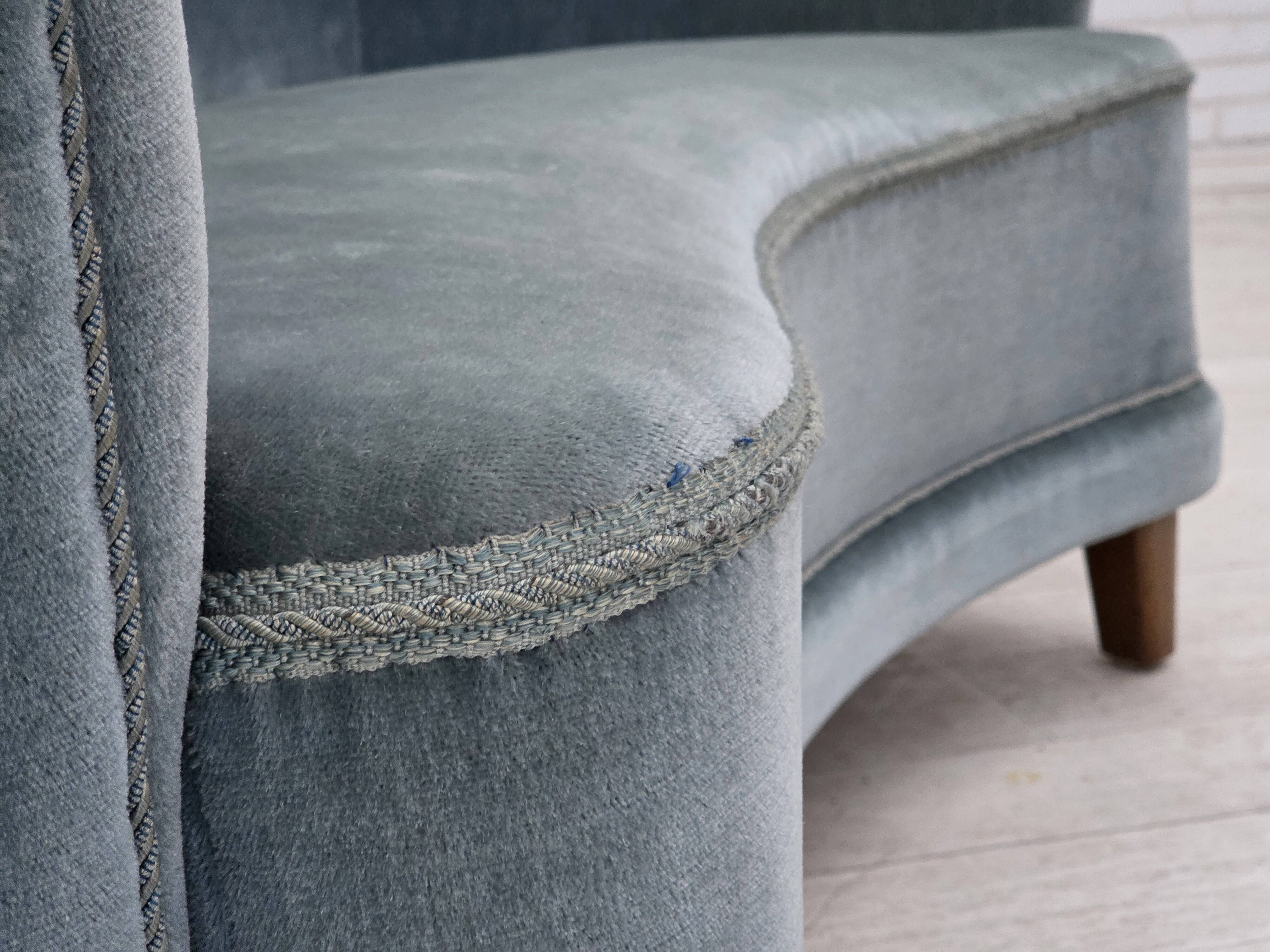 Canapé 2 places incurvé danois des années 1970, revêtement en velours bleu.