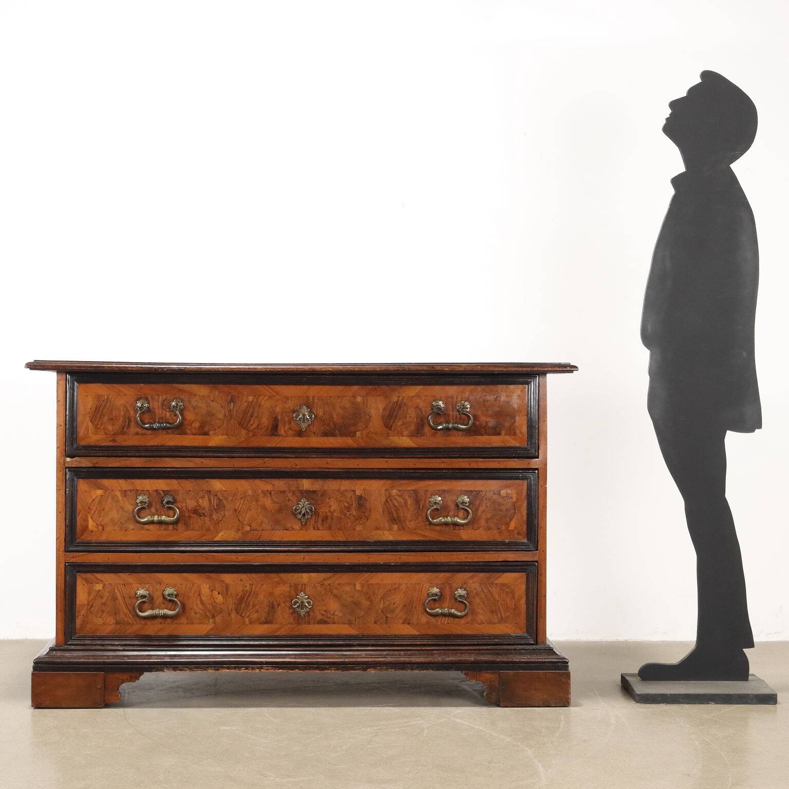 Commode baroque en noyer antique avec 3 tiroirs, 18e siècle.