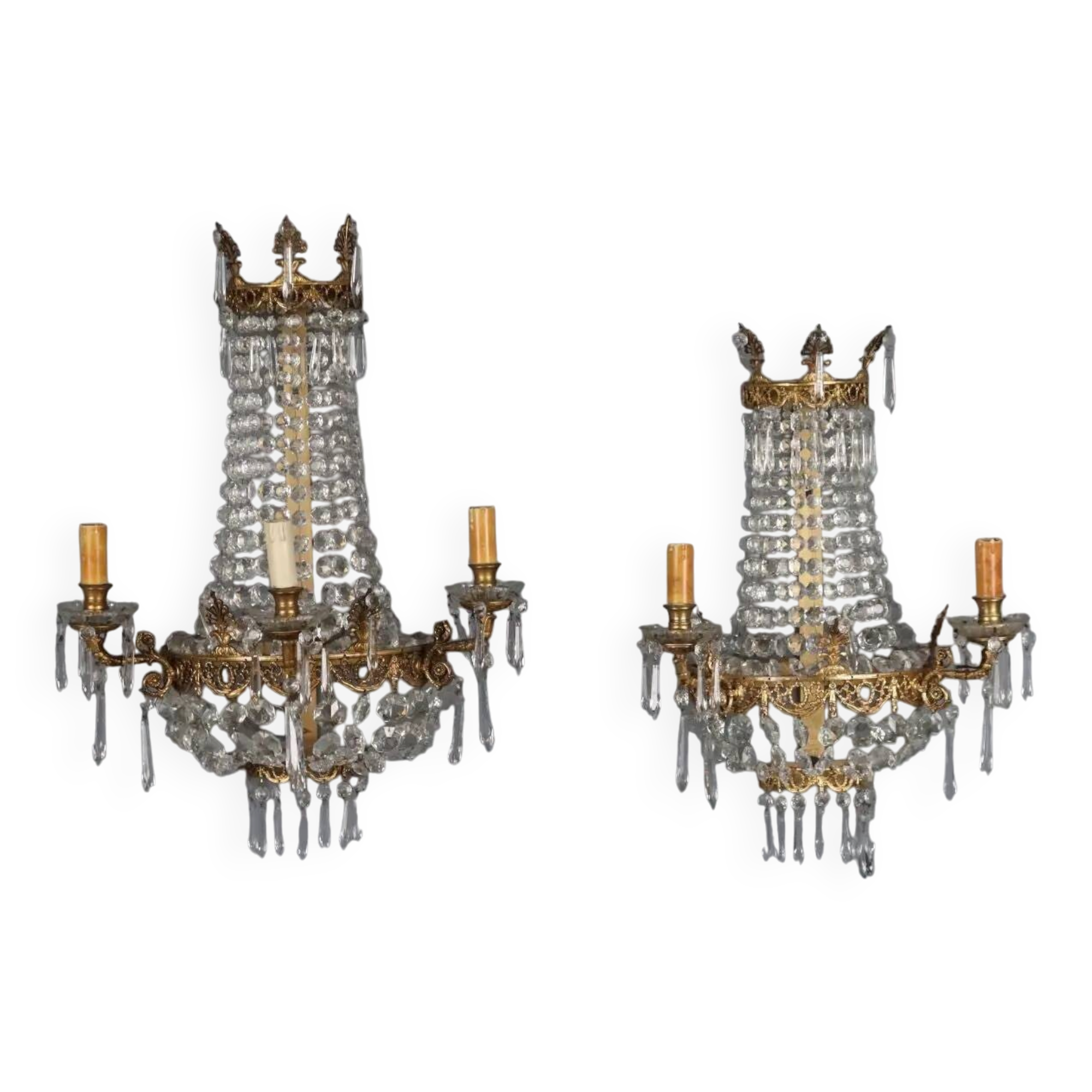 Antique wall sconces in gilded bronze with neoclassical motifs, 20th century.