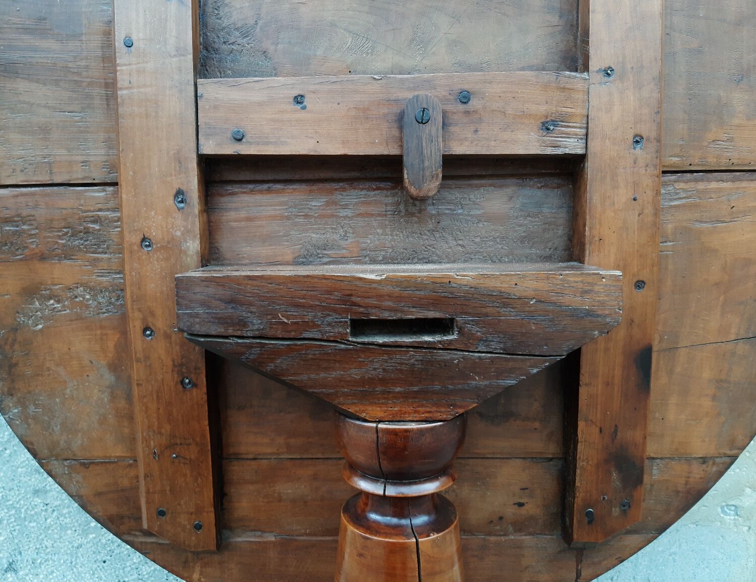 Guéridon "Fleur de Lys"