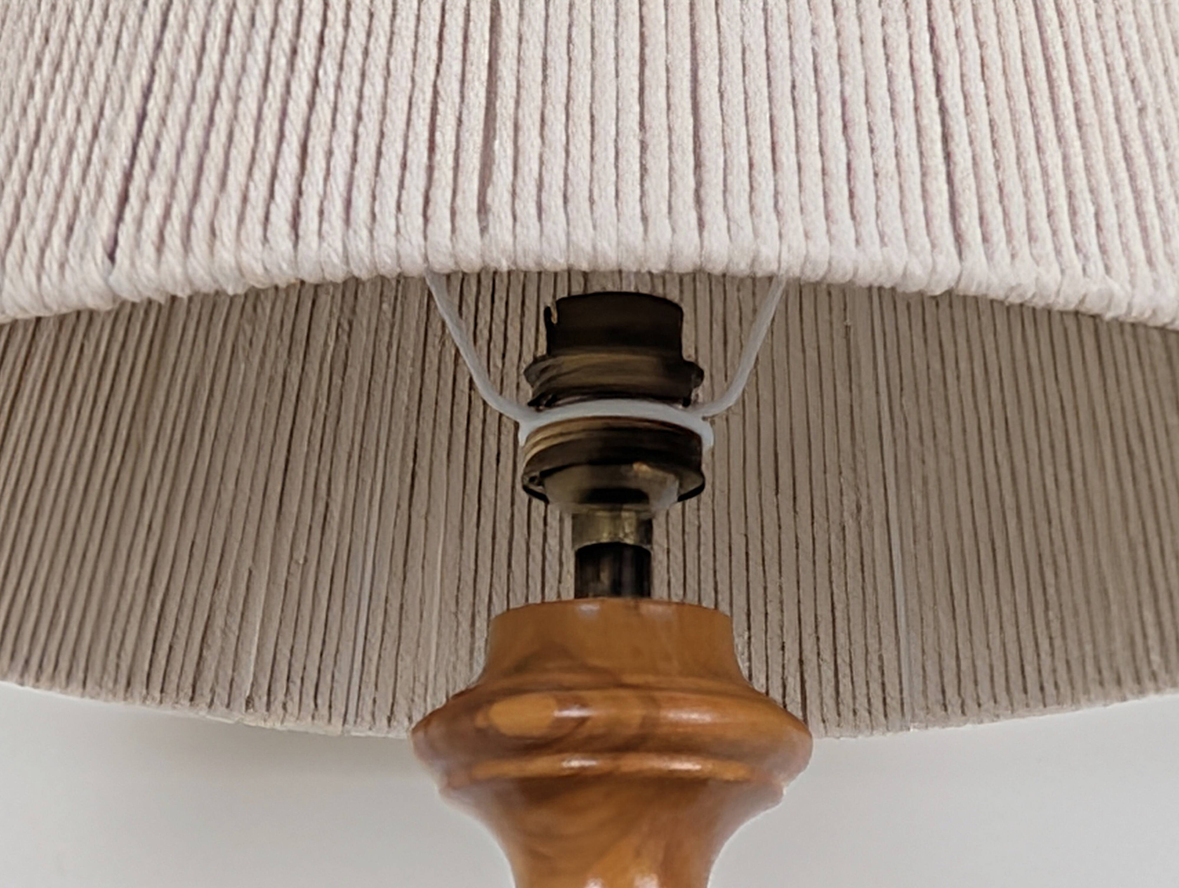 Lampe en bois tourné