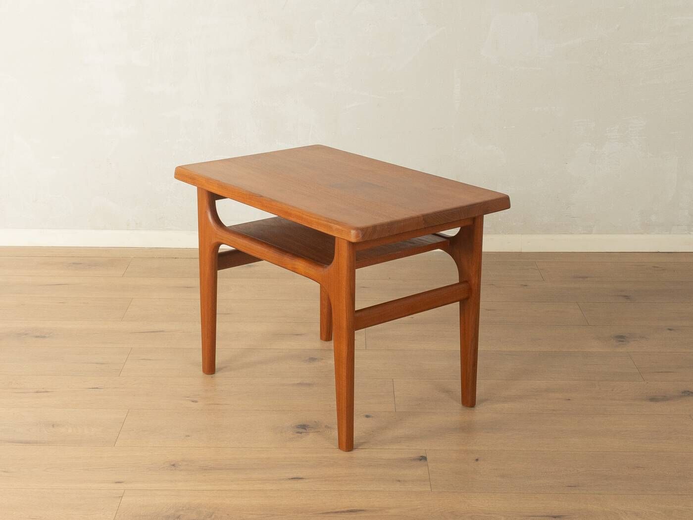 Table d'appoint élégante des années 1960 par Niels Bach A/S
