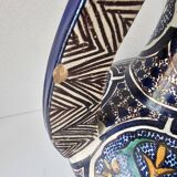 Vase à deux anses et panse aplatie, en faïence polychrome Signature sous la