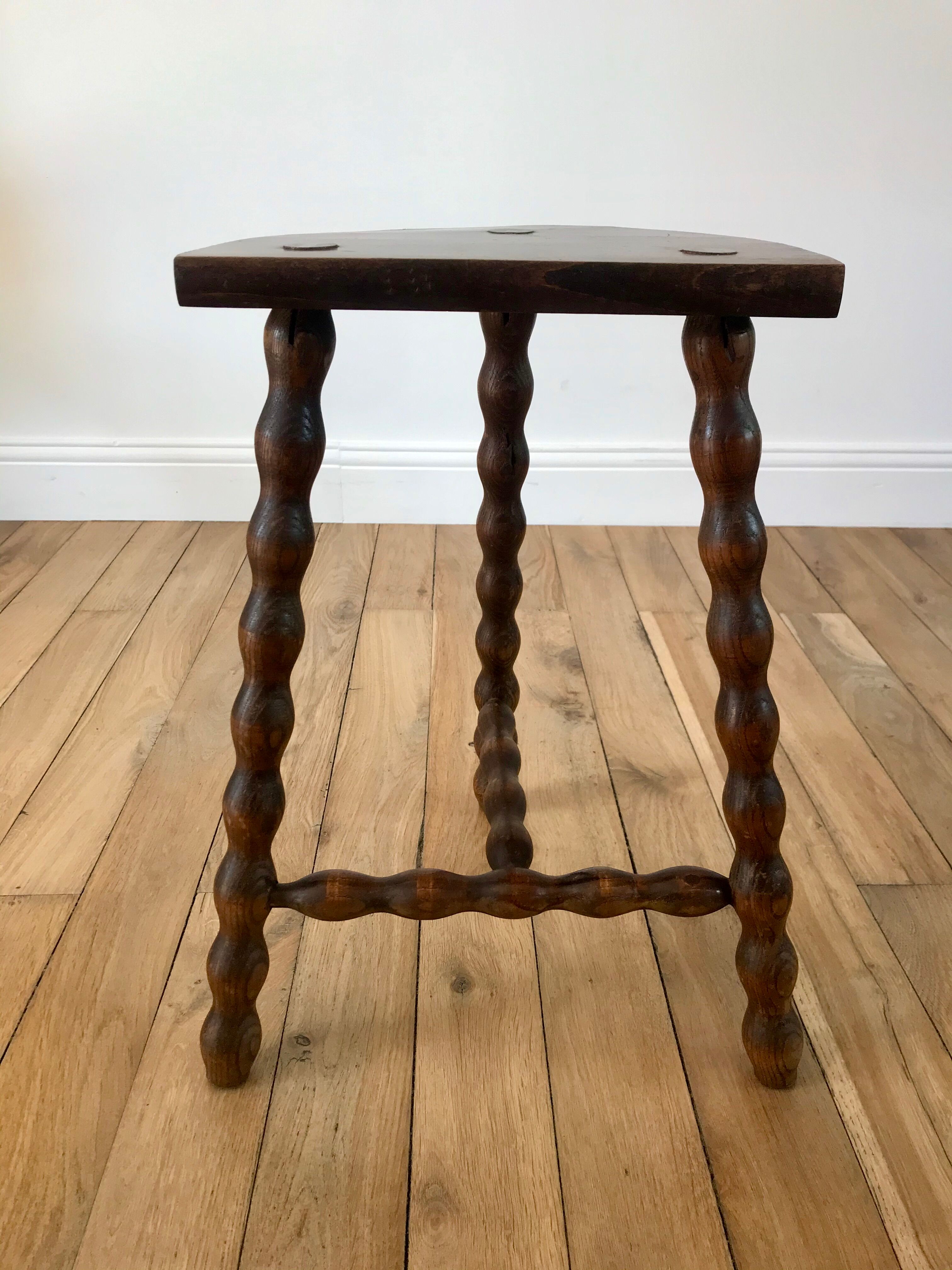 Tripod stool in beaded wood / turned 40s